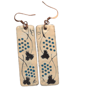 Smaltované náušnice s modrými vinnými hrozny z kolekce inspirované krojem mělnického folklórního souboru. Nejlépe vyniknou v létě, kdy se nebudou zachytávat za šátek či šálu. Dlouhé náušnice budou nepřehlédnutelnou součástí vašeho outfitu. Doplňte je dalšími šperky se stejnou kresbou.