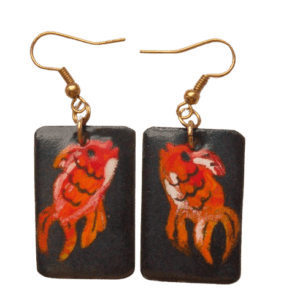 Smaltované náušnice s rybičkami. Výrazné náušnice vyniknou v tmavých vlasech. Hodí se k hravému a rozevlátému stylu. Doplňte je broží či přívěskem ze stejné kolekce.