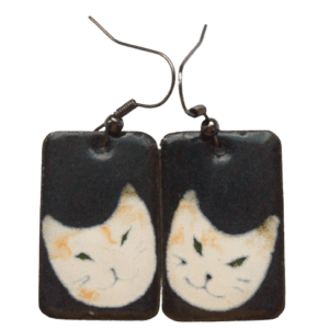 Smaltované kočičí náušnice. Náušnice pro milovnice koček. Hodí se hravému outfitu. Sluší zimnímu typu. Doplňte je broží ze stejné kolekce