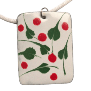 Smaltovaný přívěsek s lístky. Sluší jarnímu typu. Bude ladit s Vašimi stříbrnými šperky. Dodávám jej se saténovou šňůrkou ladící barvy. Výšku uvázání šperku můžete podle potřeby měnit. Prohlédněte si celou kolekci.