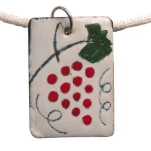 Smaltovaný přívěsek s červeným vinným hroznem z kolekce inspirované krojem mělnického folklórního souboru. Sluší letnímu typu. Dodávám jej se saténovou šňůrkou ladící barvy. Pořiďte si k němu náušnice nebo brož se stejnou kresbou.