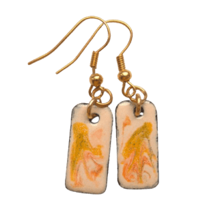 Smaltované zlatobéžové náušnice. Vyniknou v tmavých vlasech. Hodí se pokud se smalty začínáte nebo vybíráte dárek. Sluší jarnímu typu. Doplňte je sponkou nebo náhrdelníkem ve stejných barvách.