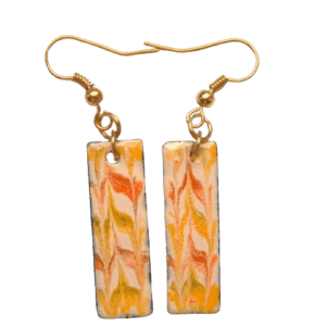 Smaltované zlatobéžové náušnice. Vyniknou v tmavých vlasech. Hodí se pro každou příležitost. Sluší jarnímu typu. Doplňte je sponkou nebo náhrdelníkem ve stejných barvách.