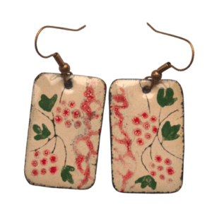 Smaltované náušnice s růžovými vinnými hrozny z kolekce inspirované krojem mělnického folklórního souboru. Hodí se k elegantnímu a retro stylu. Vyniknou v tmavých vlasech. Prohlédněte si celou kolekci.