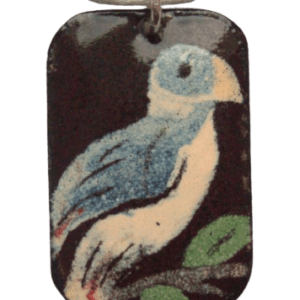 Smaltovaný přívěsek s modrou holubicí. Menší přívěsek se hodí pro ty, kdo se smalty začínají nebo jako dárek. Dodávám jej se saténovou šňůrkou ladící barvy. Výšku zavěšení lze měnit podle potřeby. Bude ladit s Vašimi stříbrnými šperky. Doplňte jen náušnicemi ve stejných barvách.