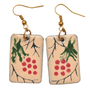 Smaltované náušnice s růžovými vinnými hrozny z kolekce inspirované krojem mělnického folklórního souboru. Vyniknou v tmavých vlasech. Sluší podzimnímu typu. Doplňte je přívěskem nebo broží ze stejné kolekce.