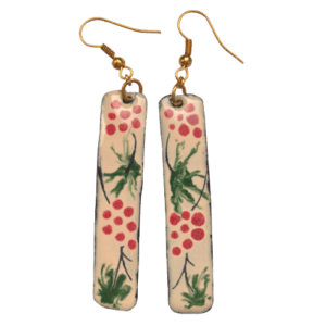 Smaltované náušnice s růžovými vinnými hrozny z kolekce inspirované krojem mělnického folklórního souboru. Dlouhé náušnice se hodí na léto, kdy se nechytí za šátek či šálu. Doplňte je přívěskem nebo broží ze stejné kolekce.