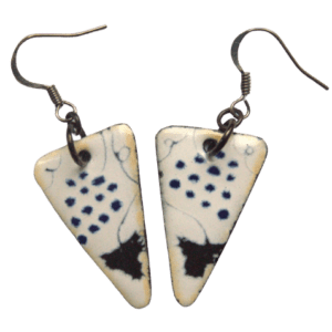 Smaltované náušnice s černými vinnými hrozny z kolekce inspirované krojem mělnického folklórního souboru. Trojúhelníkový tvar sluší více typům obličeje. Jsou vhodné, pokud vybíráte dárek. Slaďte je s dalšími šperky a doplňky ze stejné kolekce.