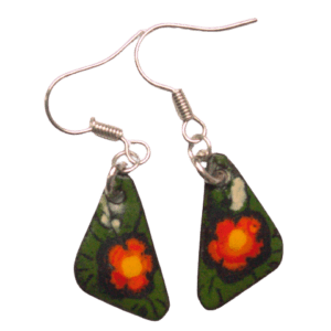 Smaltované náušnice s jarními květy. Drobné náušnice se hodí pro ty, kdo se smalty začínají, nebo vybírají dárek. Sluší různým tvarům obličeje. Doplňte je broží nebo přívěskem ze stejné kolekce.