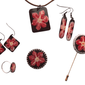 Smaltovaná souprava s červenou květinou. Souprava brože, prstenu, přívěsku a dvou tvarů a velikostí náušnic a pánské jehlice do klopy. Slaďte se pro každou příležitost.