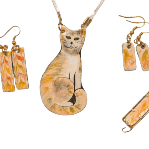 Smaltovaná zlatobéžová souprava. Dominuje jí velký náhrdelník s kočkou. Sluší jarnímu typu. Vyberte si vlastní kombinaci.