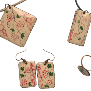 Smaltovaná souprava s růžovými hrozny inspirovaná krojem mělnického folklórního souboru.