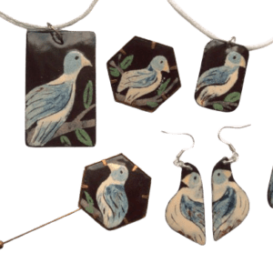 Smaltovaná souprava s modrými holubicemi. Velký výběr různých velikostí a tvarů šperků, z nichž lze vybrat kombinaci pro různé příležitosti. Sestavte si vlastní kombinaci.