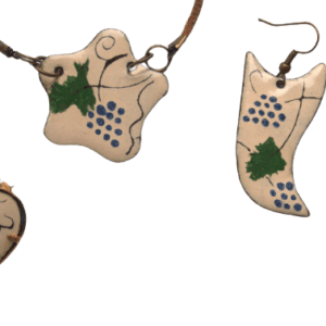 Smaltovaná souprava s modrými vinnými hrozny inspirovaná krojem mělnického folklórního souboru