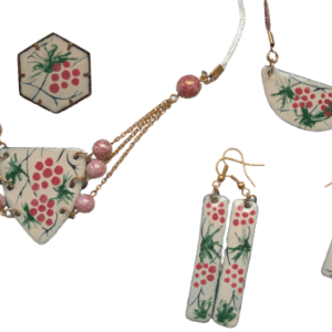 Smaltovaná souprava s růžovými vinnými hrozny inspirovaná krojem mělnického folklórního souboru.