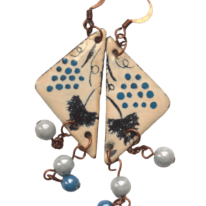 Smaltované náušnice s modrými vinnými hrozny z kolekce inspirované krojem mělnického folklórního souboru. Zavěšené korálky opticky prodlouží obličej. Prohlédněte si celou kolekci.