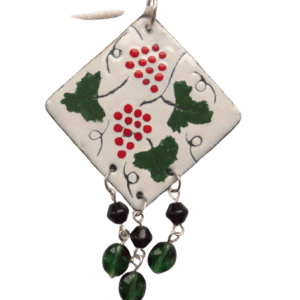 Smaltovaný přívěsek s červenými vinnými hrozny z kolekce inspirované krojem mělnického folklórního souboru. Je navržený k nošení na delší šňůrce. Vynikne na jednobarevných šatech nebo svetříku. Dodávám jej se saténovou šňůrkou ladící barvy. Doplňte je náušnicemi nebo broží ze stejné kolekce.