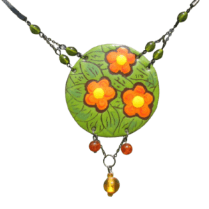 Smaltovaný náhrdelník s jarními květy. Netradiční tvar šperku se hodí k jednoduchému outfitu. Výšku uvázání můžete měnit podle potřeby. Vyberte si k němu ladící náušnice se stejnou kresbou.