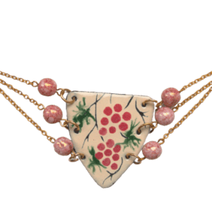 Smaltovaný náhrdelník s růžovými vinnými hrozny z kolekce inspirované krojem mělnického folklórního souboru. Velký náhrdelník se hodí pro slavnostní příležitosti. Sluší podzimnímu typu. Dolaďte jej náušnicemi nebo broží se stejnou kresbou.