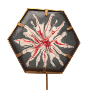 Smaltovaná šedobílá jehlice do klopy. Sluší zimnímu typu. Můžete ji kombinovat s dalšími doplňky. S Vaším dámským doprovodem se slaďte pomocí šperků ve stejných barvách.