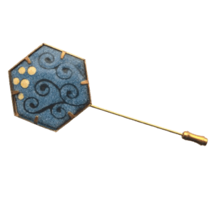 Modrá smaltovaná jehlice do klopy. Hodí se k černému či šedému saku. Smalt je v lůžku mechanicky uchycený.