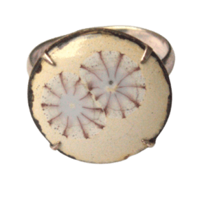 Smaltovaný prsten s fialovými kytičkami. Obvod obroučky je nastavitelný. Slaďte jej s náušnicemi se stejnou kresbou.