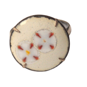 Smaltovaný prsten s kytičkami. Obvod obroučky je nastavitelný. Slaďte jej s náušnicemi se stejnou kresbou.