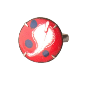 Smaltovaný prsten s lístečky. Hodí se pro různé příležitosti. Do školy, kanceláře i na večírek. Velikost prstenu je nastavitelná. Dolaďte jej náhrdelníkem se stejným motivem.