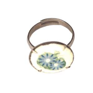 Smaltovaný prsten s bodlákem. Velikost obroučky prstenu je univerzální. Elegantní motiv prstenu se hodí pro slavnostní příležitost. Doplňte jej dalšími šperky z bodlákové kolekce.