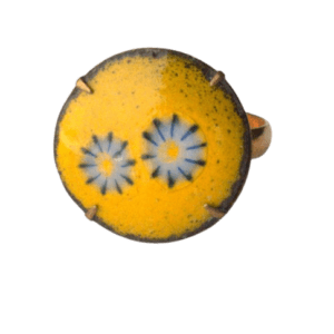 Žlutý smaltovaný prsten. Obroučka je má nastavitelnou velikost. Hodí se k romantickému stylu.