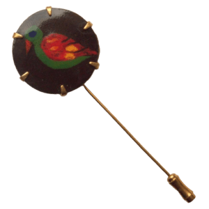 Smaltovaná jehlice do klopy s papouškem. Hodí se pro slavnostní příležitosti. Slaďte se s Vaším dánským doprovodem pomocí dalších šperků z papouščí soupravy.