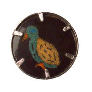 Smaltovaná brož s ptáčkem. Hodí se na šaty nebo halenku. Menší brož užijete k formálním i neformálním outfitům. Pořiďte si k ní náušnice se stejnou kresbou.