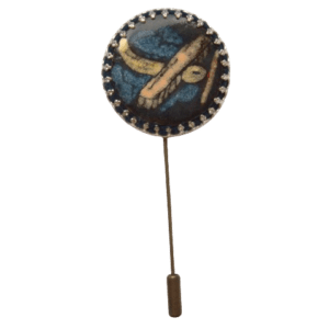 Smaltovaná jehlice do klopy s letadlem. Nepřehlédnutelní doplněk do klopy se hodí pro zvláštní příležitosti. Slaďte se s Vaším dámským doprovodem pomocí šperky ze stejné soupravy.