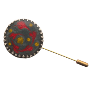 Smaltovaná jehlice do klopy s lístky