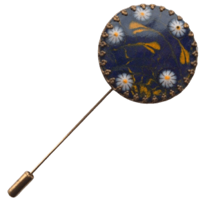 Smaltovaná jehlice do klopy s kvítky. Hodí se pro každou příležitost. Bude ladit s jemným zlatým vzorem dalších doplňků. S Vaším dámským doprovodem se můžete sladit pomocí šperků ze stejné kolekce.