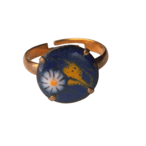 Smaltovaný prsten s kvítky. Hodí se pro každodenní nošení. Velikost obroučky je nastavitelná. Slaďte jej s náušnicemi nebo náhrdelníkem ve stejných barvách.