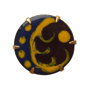 Smaltovaná podzimní brož. Hodí se k minimalistickému stylu. Můžete ji nosit na sáčku nebo šatech. Doplňte ji přívěskem nebo náušnicemi se stejným vzorem.