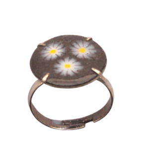 Smaltovaný hnědý prsten. Prsten má nastavitelnou velikost. Rodí se k romantickému stylu.