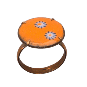 Oranžový smaltovaný prsten. Obroučka je má nastavitelnou velikost. Hodí se k romantickému stylu.