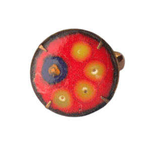 Smaltovaný prsten s puntíky. Hodí se k veselým a hravým outfitům. Velikost je nastavitelná.