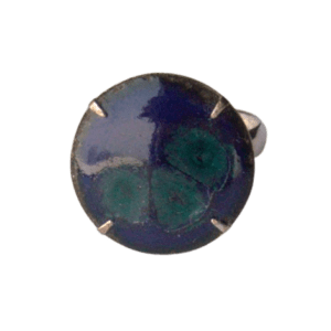 Modrý smaltovaný prsten. Obroučka je má nastavitelnou velikost. Hodí se ke kreativnímu i formálnímu stylu.