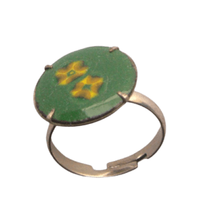 Zelený smaltovaný prsten s květinami. Obroučka je má nastavitelnou velikost. Sluší jarnímu typu