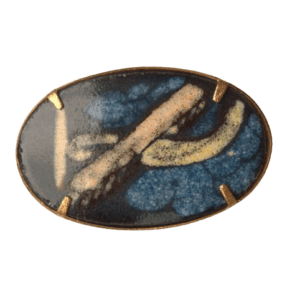 Smaltovaná brož s letadlem. Vynikne v kombinaci s minimalistickým stylem. Hodí se pro formální i neformální příležitosti. Můžete ji připnout na sáčko nebo na šaty. Pořiďte si k ní i náušnice, nebo sponky ze stejné soupravy.