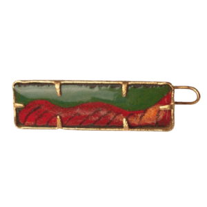 Červenozelená smaltovaná sponka. Sluší jarnímu typu. Můžete s ní sepnout menší množství vlasů, nebo ji připnout nad culík. Doplňte ji náušnicemi nebo přívěskem s papoušky ve stejných barvách.