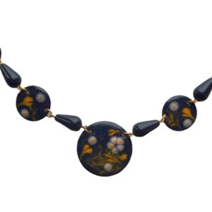 Smaltovaný náhrdelník s kvítky a korálky. Je navržený k zavěšení na kratší šňůrce. Hodí se pro slavnostní příležitosti. Dolaďte jej náušnicemi nebo prstenem ve stejných barvách.