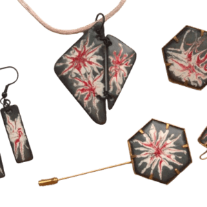 Smaltovaná šedobílá souprava. Sluší zimnímu typu. Hodí se k minimalistickému stylu. Zkombinujte si vlastní soupravu šperků.