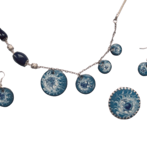 Modrobílá smaltovaná souprava. Jednoduchý motiv můžete dobře kombinovat s dalšími doplňky či šperky. Celá souprava se hodí pro slavnostnější příležitost.