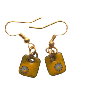 Žluté smaltované náušnice. Jsou dobrou volbou pro ty, kdo se smalty začínají nebo vybírají dárek. Sluší jarnímu typu. Budou ladit s vašimi zlatými šperky.