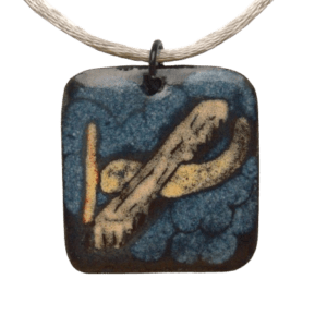 Smaltovaný přívěsek s letadlem. Hodí se každou příležitost. Výšku zavěšení můžete měnit podle potřeby. Dodávám jej se saténovou šňůrkou ladící barvy. Doplňte jej náušnicemi nebo broží se stejnou kresbou.