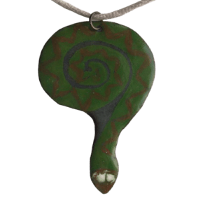 Smaltovaný had. Je navržený k zavěšení na delší šňůrce. Hodí se k šatům i tričku. Dodávám jej se saténovou šňůrkou ladící barvy.